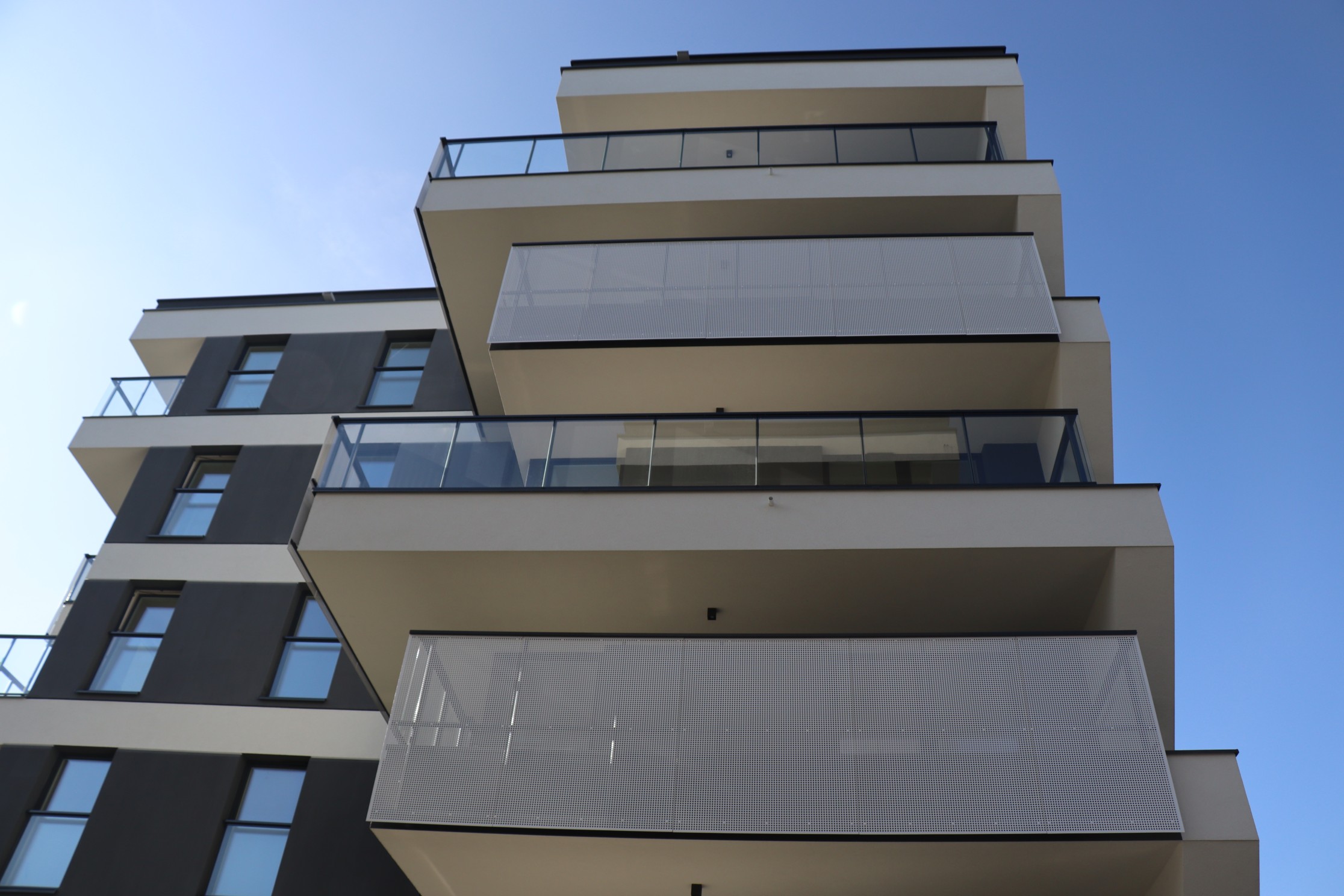 Budynek w Krakowie z balustradami z blachy perforowanej