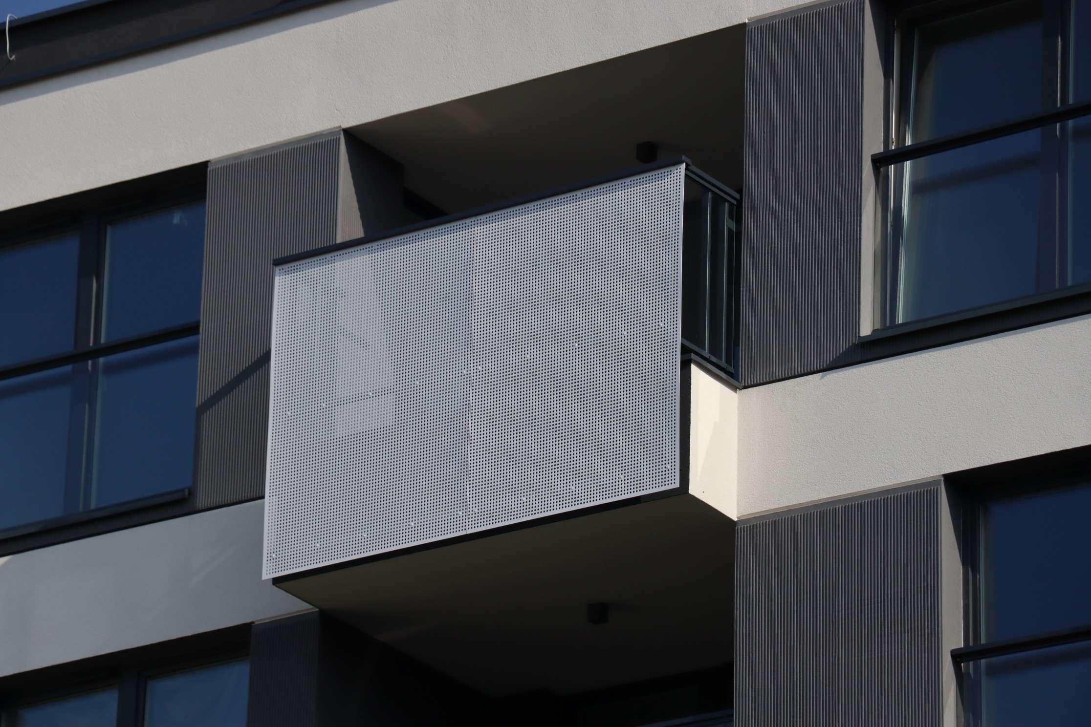Balkon z osłoną z blachy perforowanej