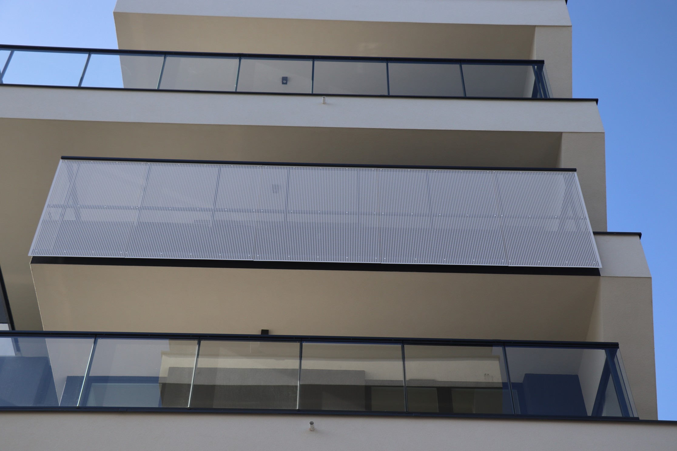 Balustrady z blachy perforowanej na elewacji budynku