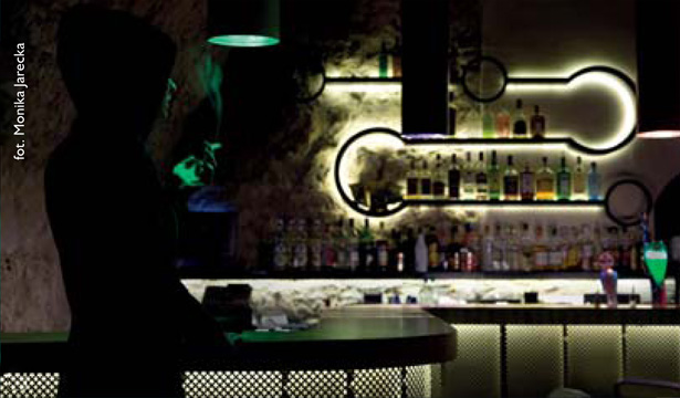 Bar z oświetloną blachą perforowaną koniczynka