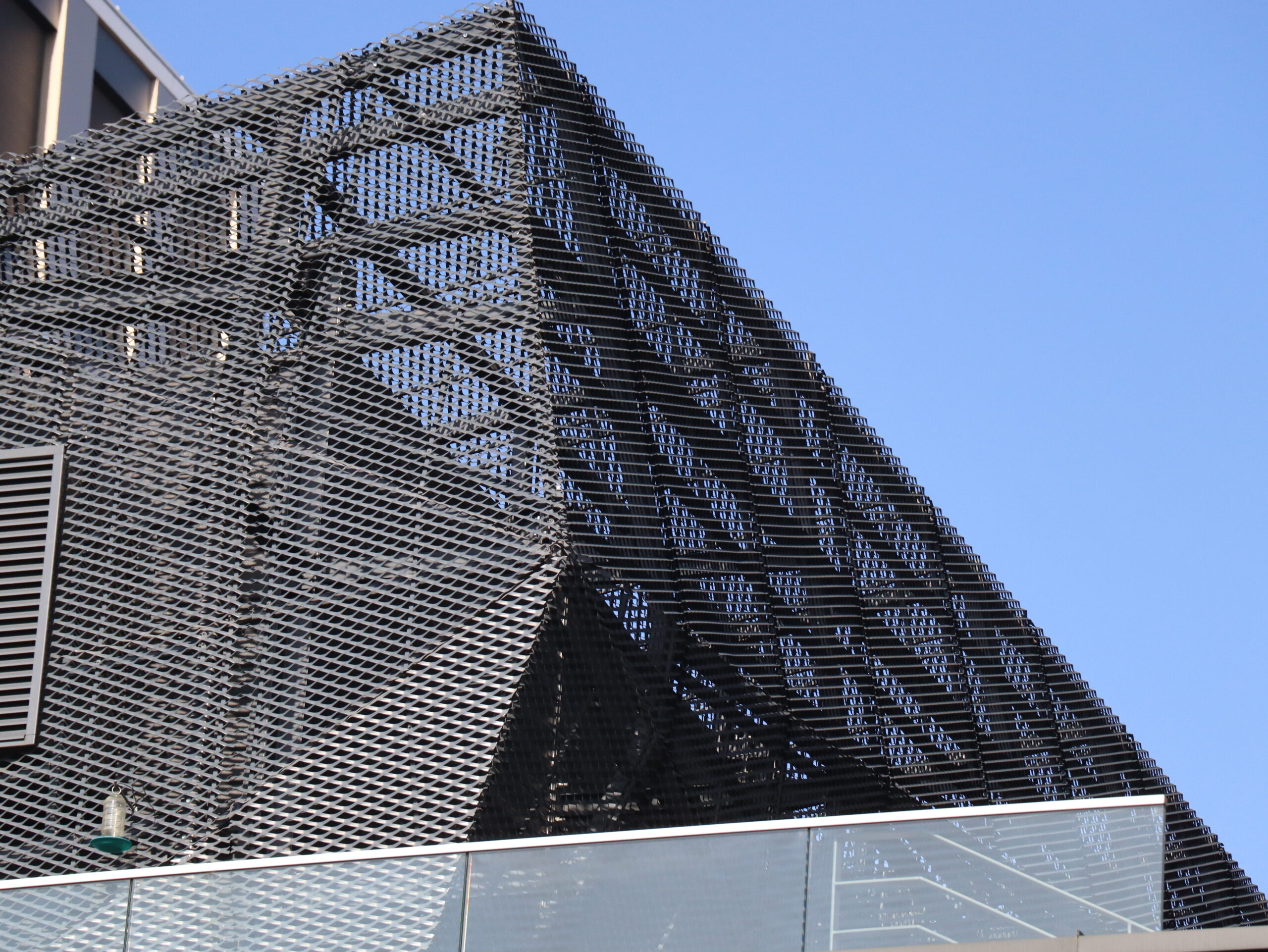Architektoniczna siatka cięto-ciągniona jako osłona instalacji