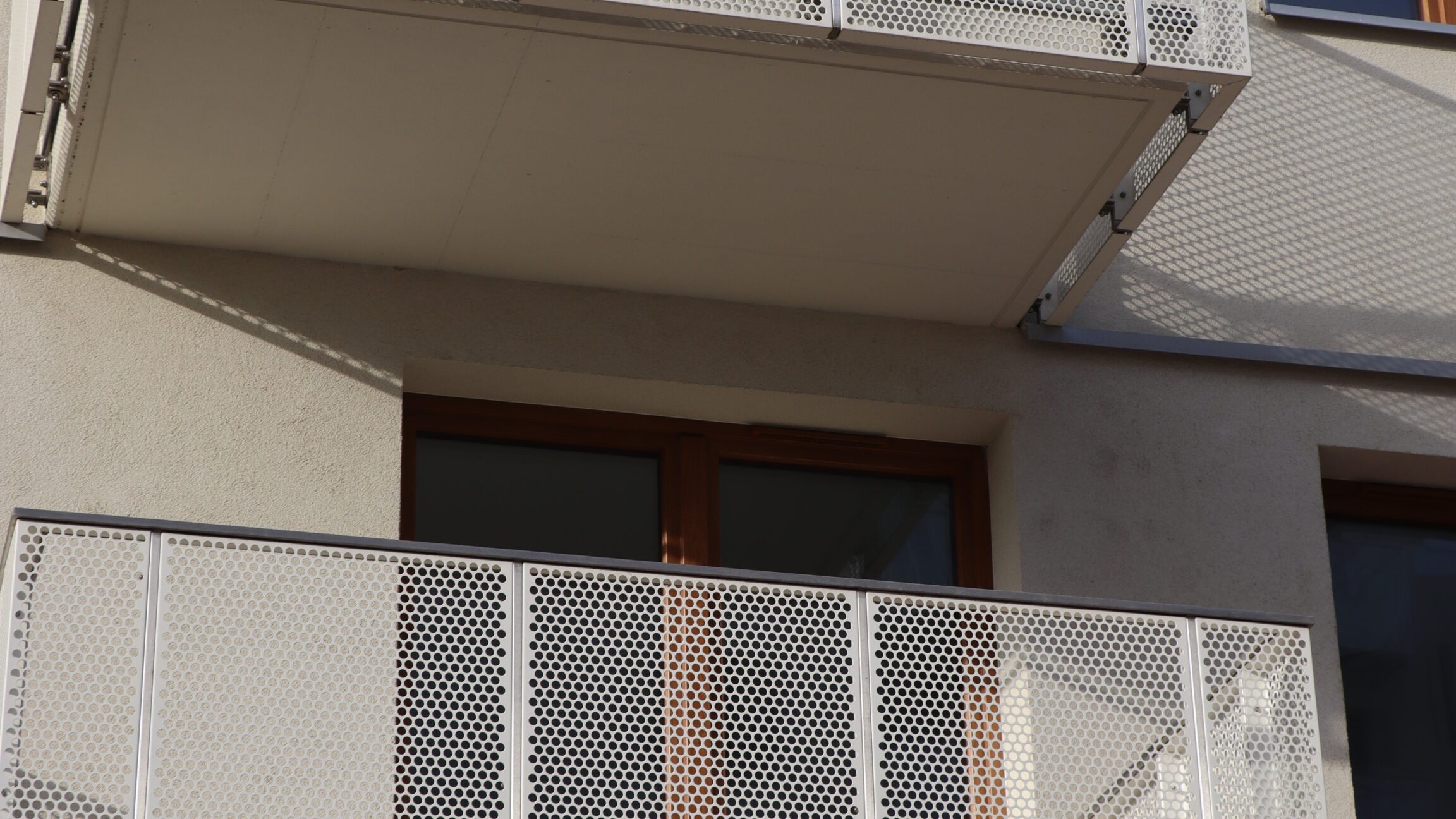 Balkon z balustradą z blachy perforowanej Rv 20-27