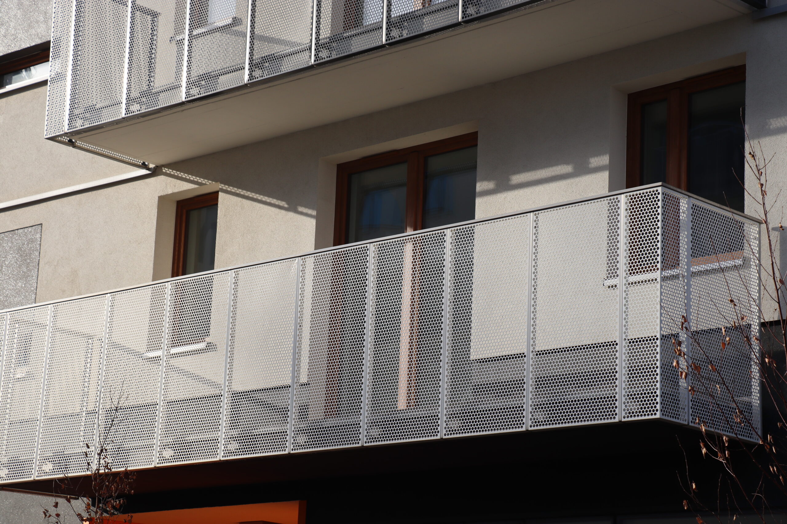 Balustrady balkonowe z blachy perforowanej na osiedlu