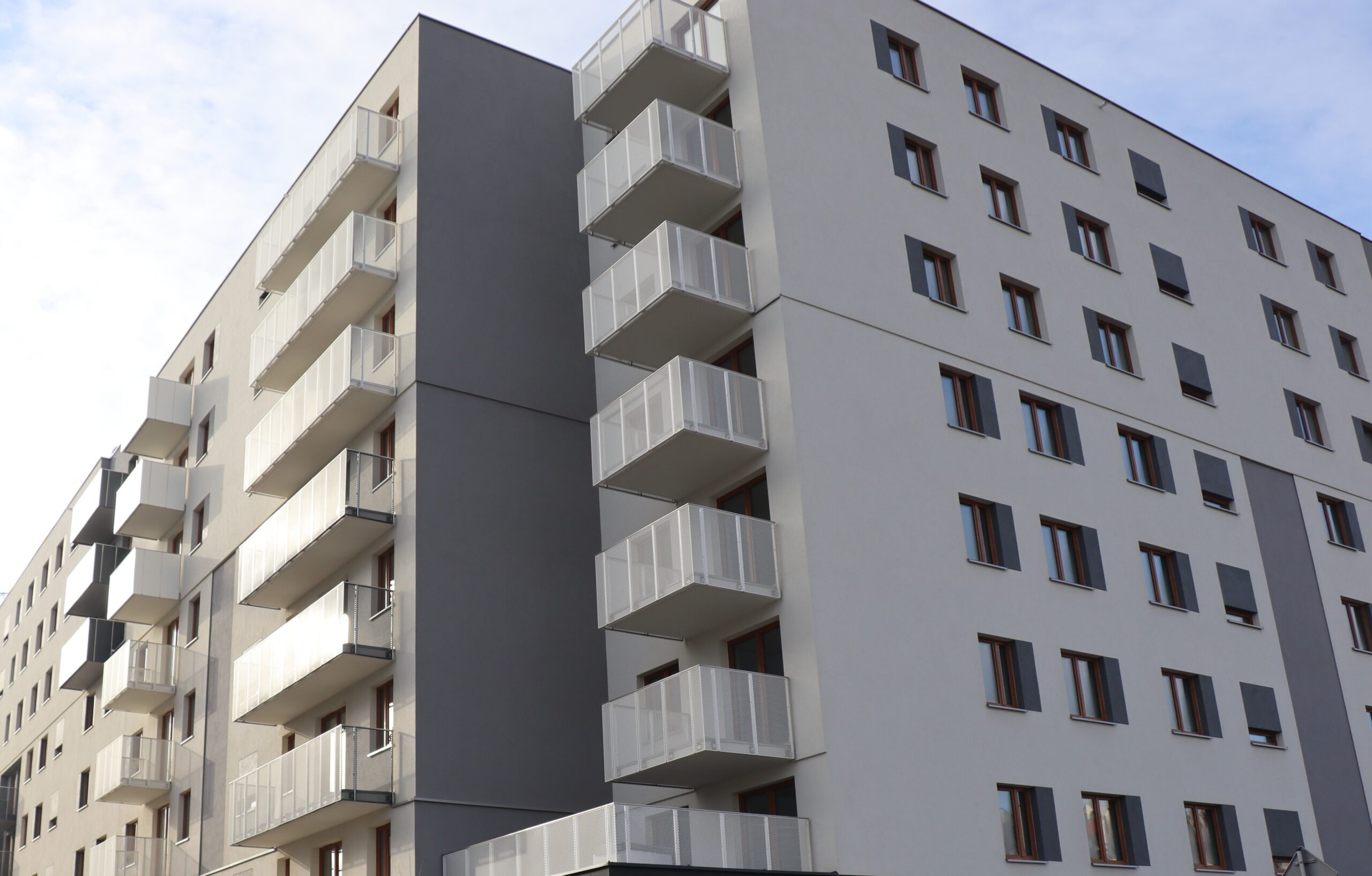 Budynek mieszkalny z balustradami z blachy perforowanej