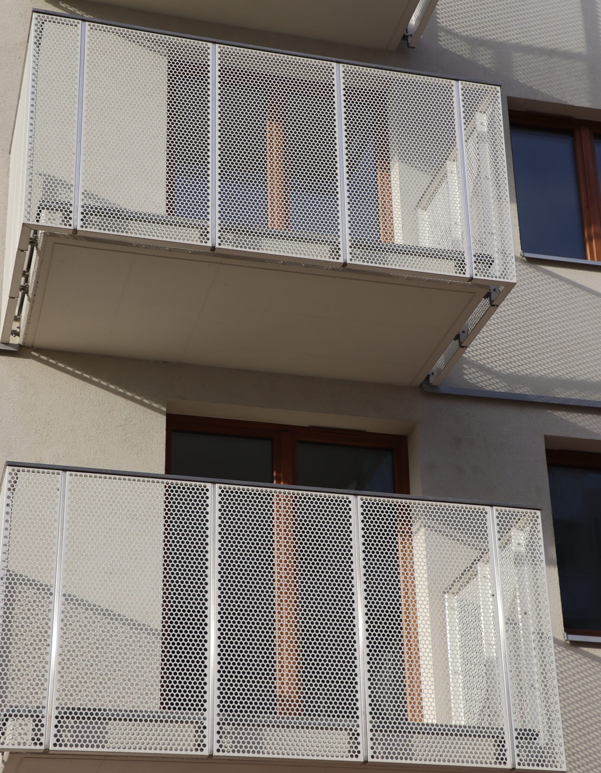 Balkony z balustradą z blachy perforowanej o otworach podłużnych