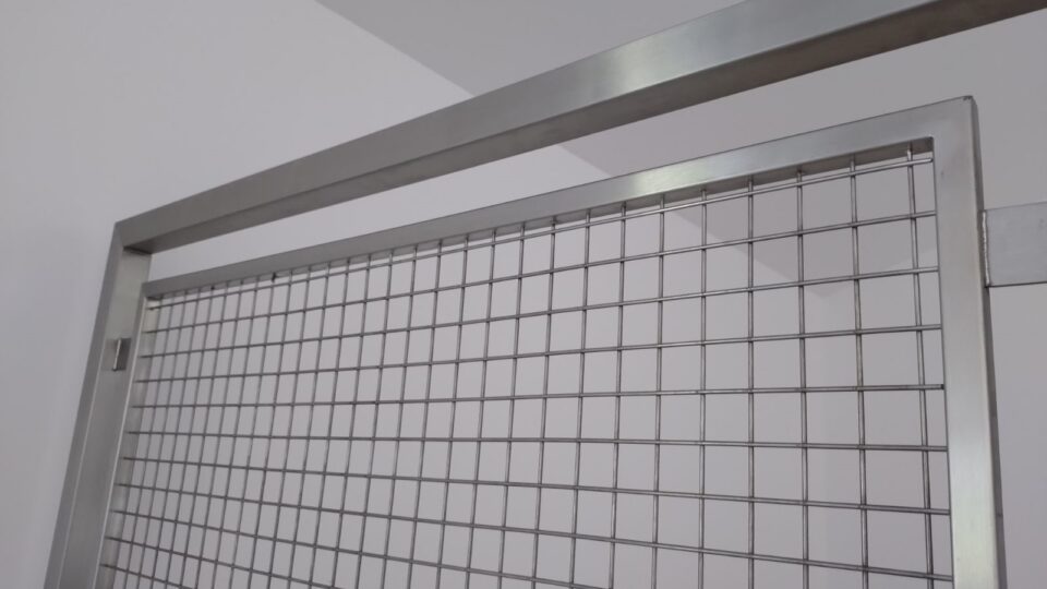 Balustrada ze stali nierdzewnej z wypełnieniem z siatki zgrzewanej 30x30 mm