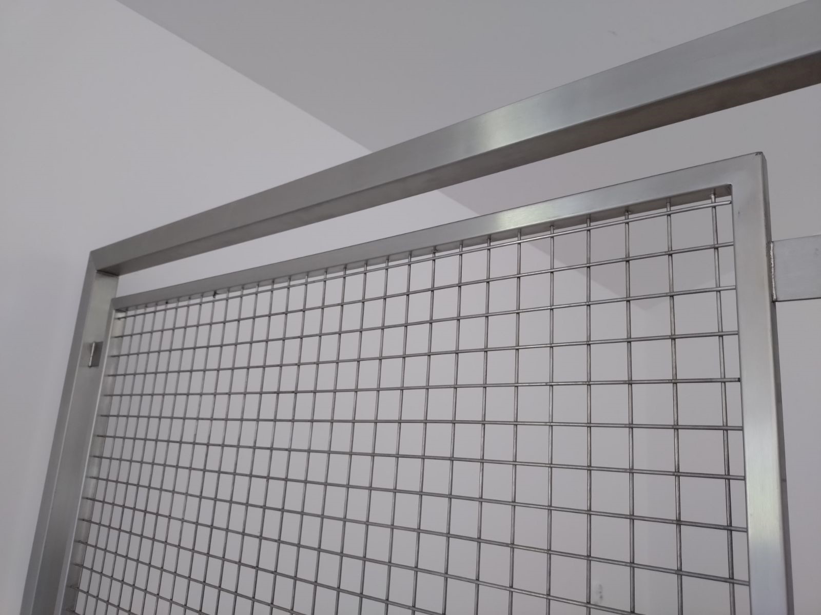 Balustrada ze stali nierdzewnej z wypełnieniem z siatki zgrzewanej 30x30 mm
