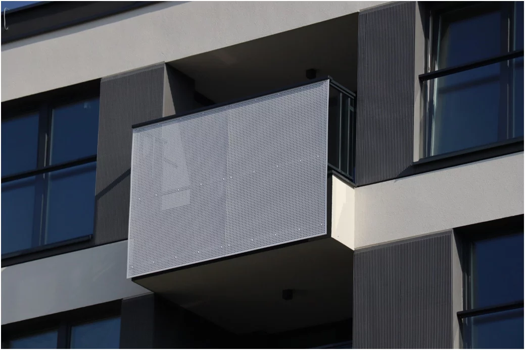 Balkon z osłoną z blachy perforowanej na budynku w Krakowie