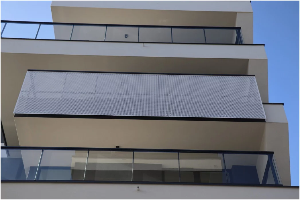 Balustrady z blachy perforowanej na nowoczesnym budynku mieszkalnym