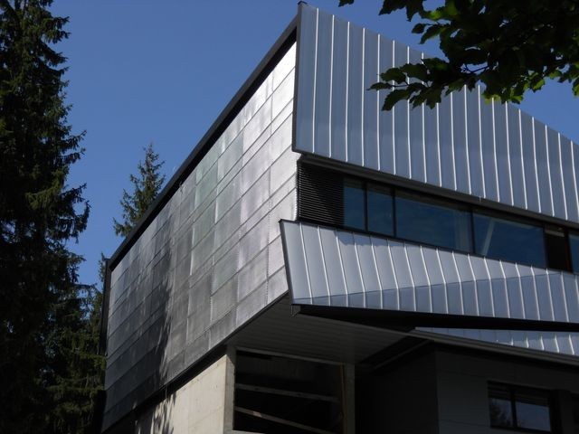 Elewacja budynku COS Zakopane z aluminiowej siatki fasadowej Perfoorion
