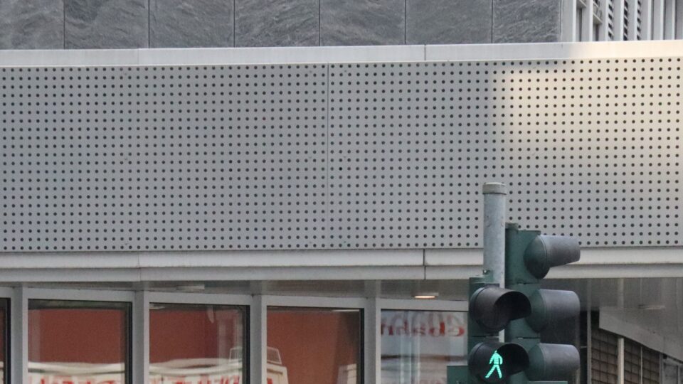 Elewacja budynku z blachy perforowanej Rg o otworach okrągłych