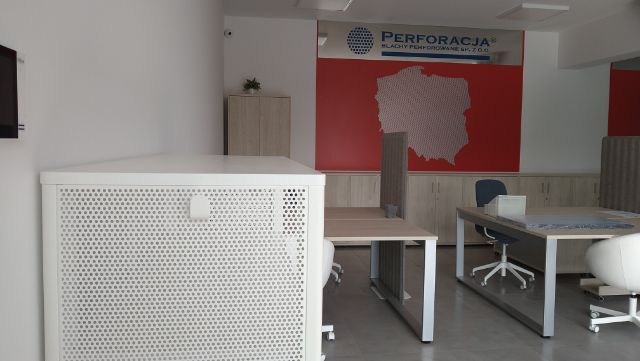 Meble biurowe z białej blachy perforowanej